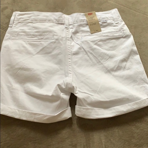 Levi's white shorts, 4.5 in inseam, flat pockets - Picture 5 of 8